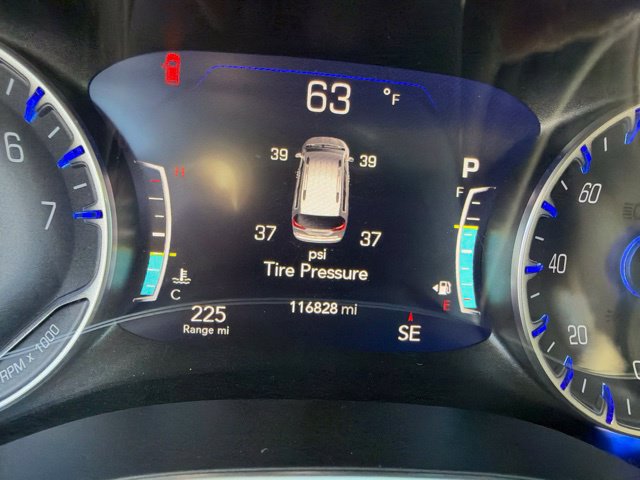 Used 2017 Chrysler Pacifica Limited w/ Tire & Wheel Group FWD image 12