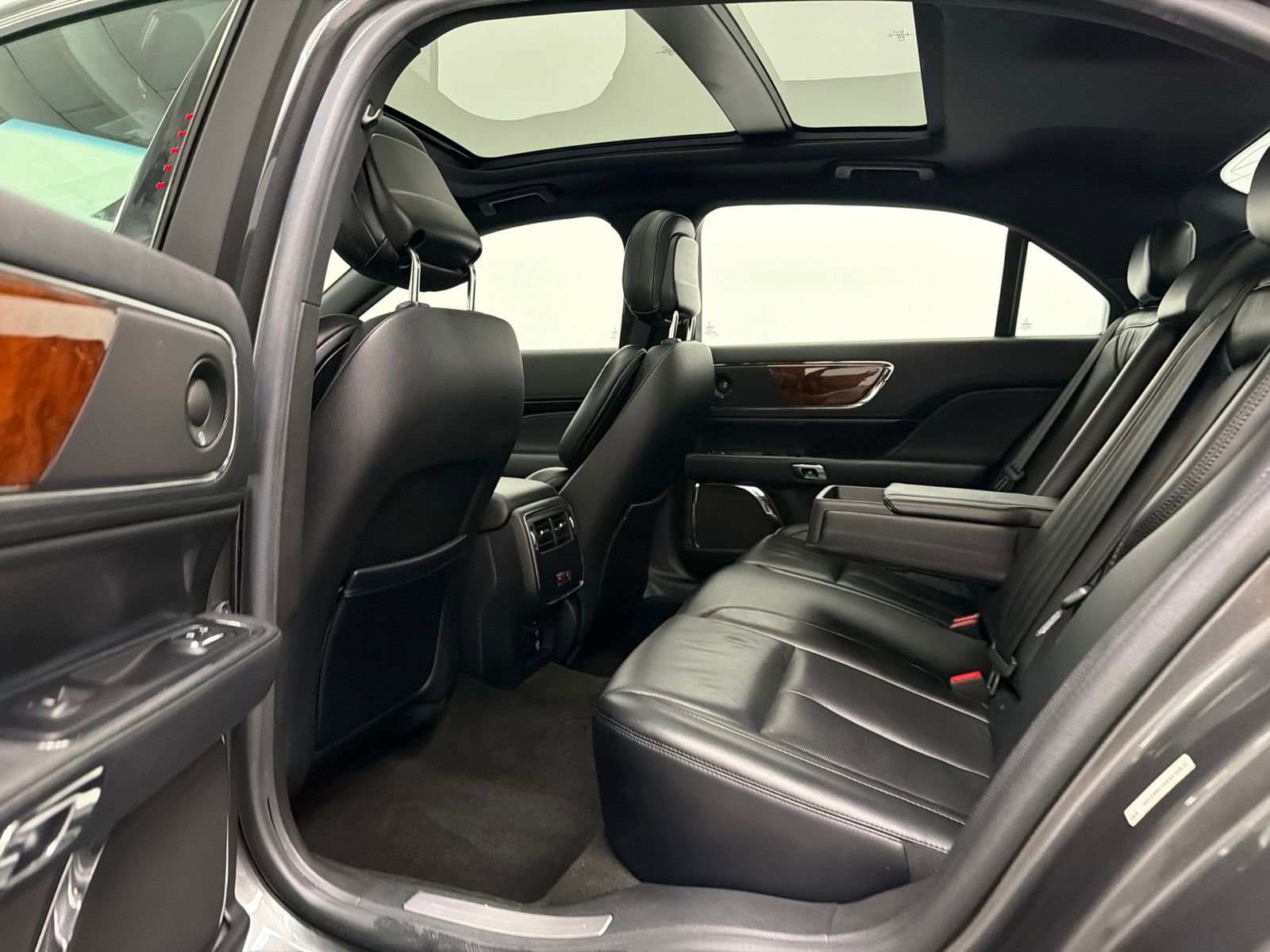 Used 2020 Lincoln Continental AWD w/ Premium Package image 17