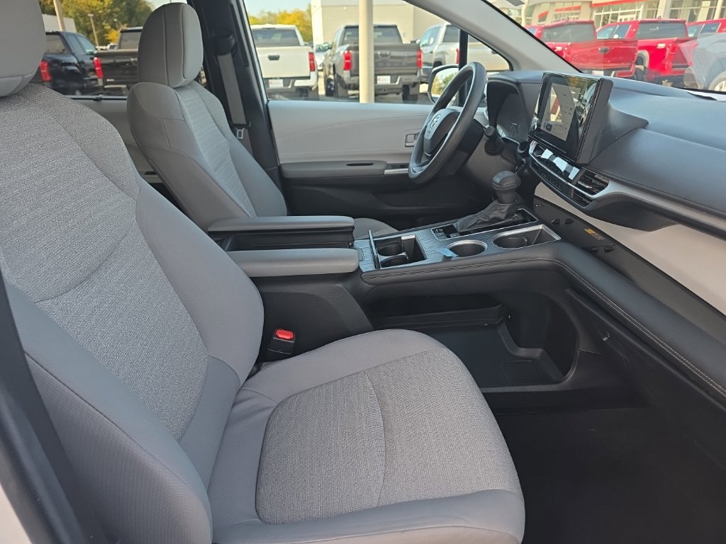 Certified 2025 Toyota Sienna LE FWD image 9