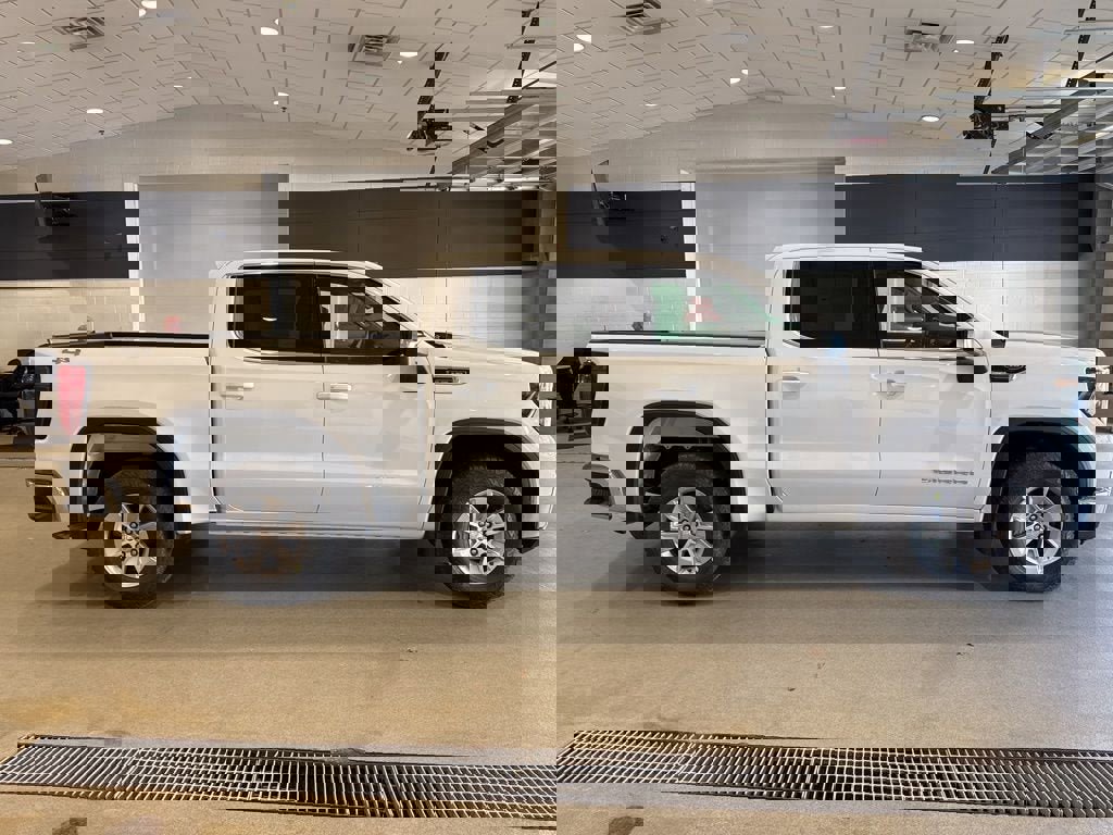 New 2026 GMC Sierra 1500 SLE image 5