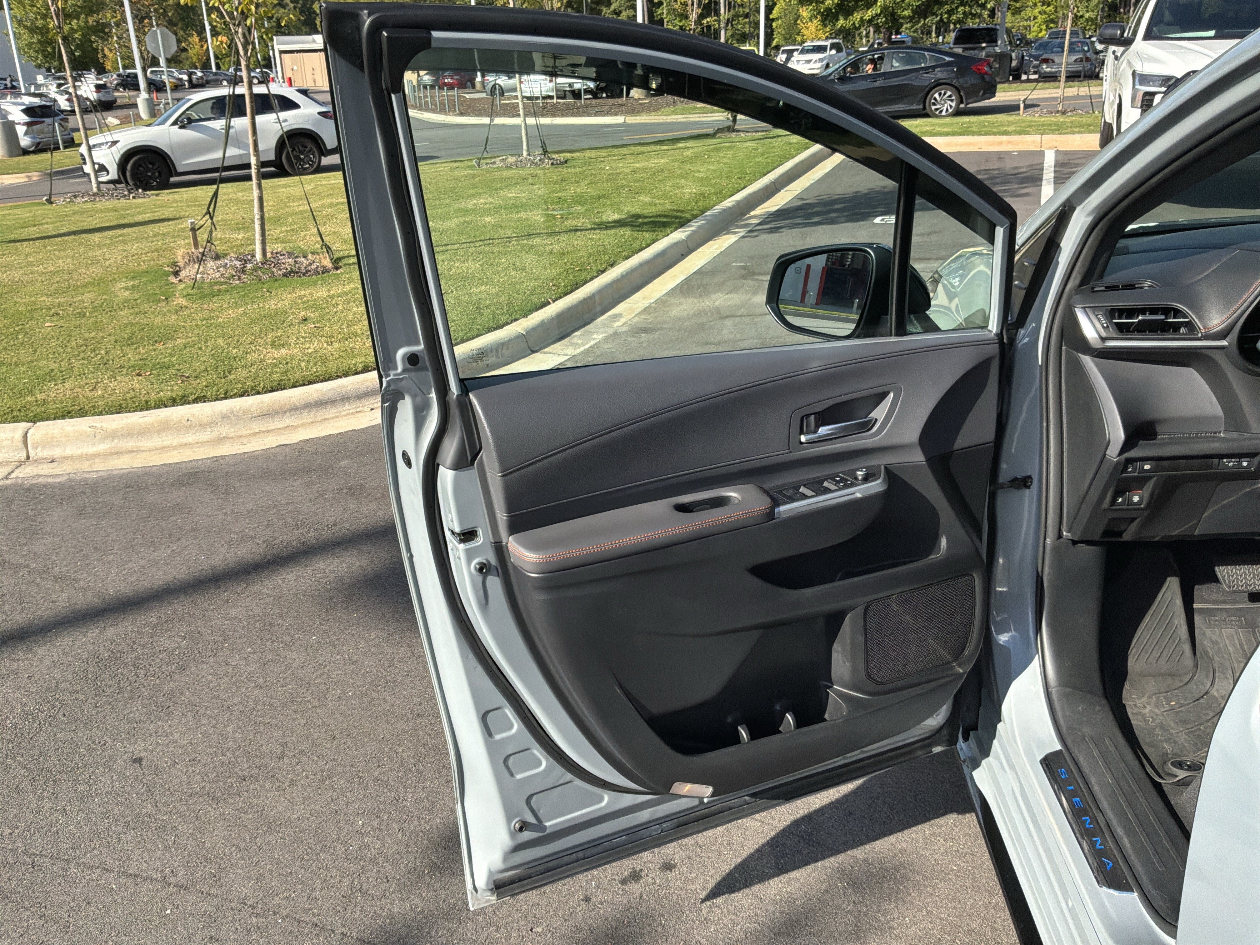 Used 2023 Toyota Sienna XSE FWD image 14