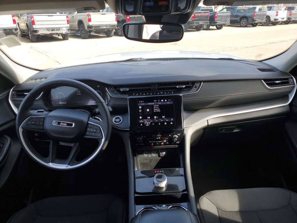 Used 2023 Jeep Grand Cherokee Laredo image 27