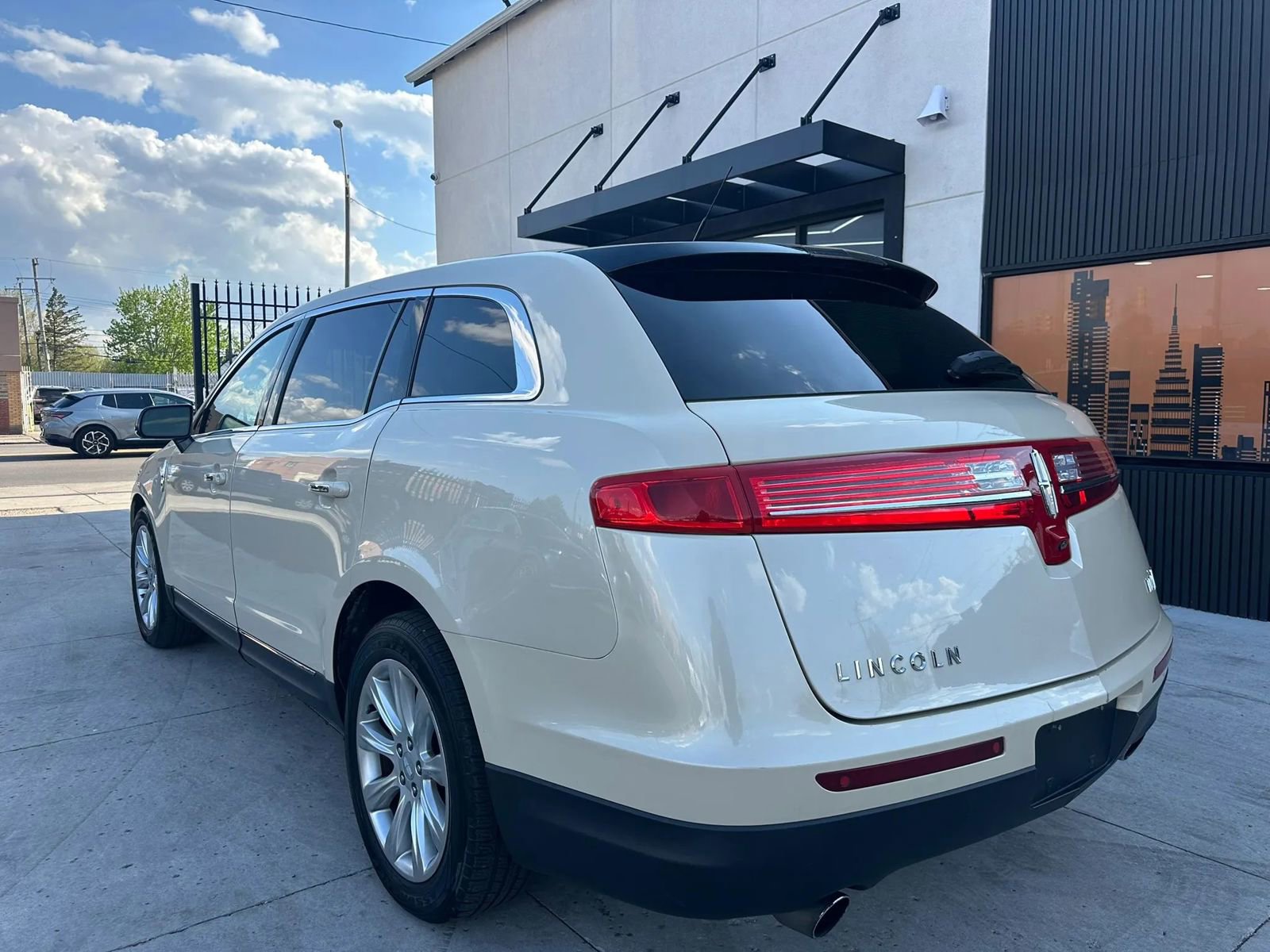 Used 2018 Lincoln MKT AWD w/ Technology Package image 5