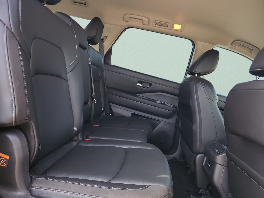 Used 2023 Nissan Pathfinder SL w/ Lighting Package (N92) FWD image 33
