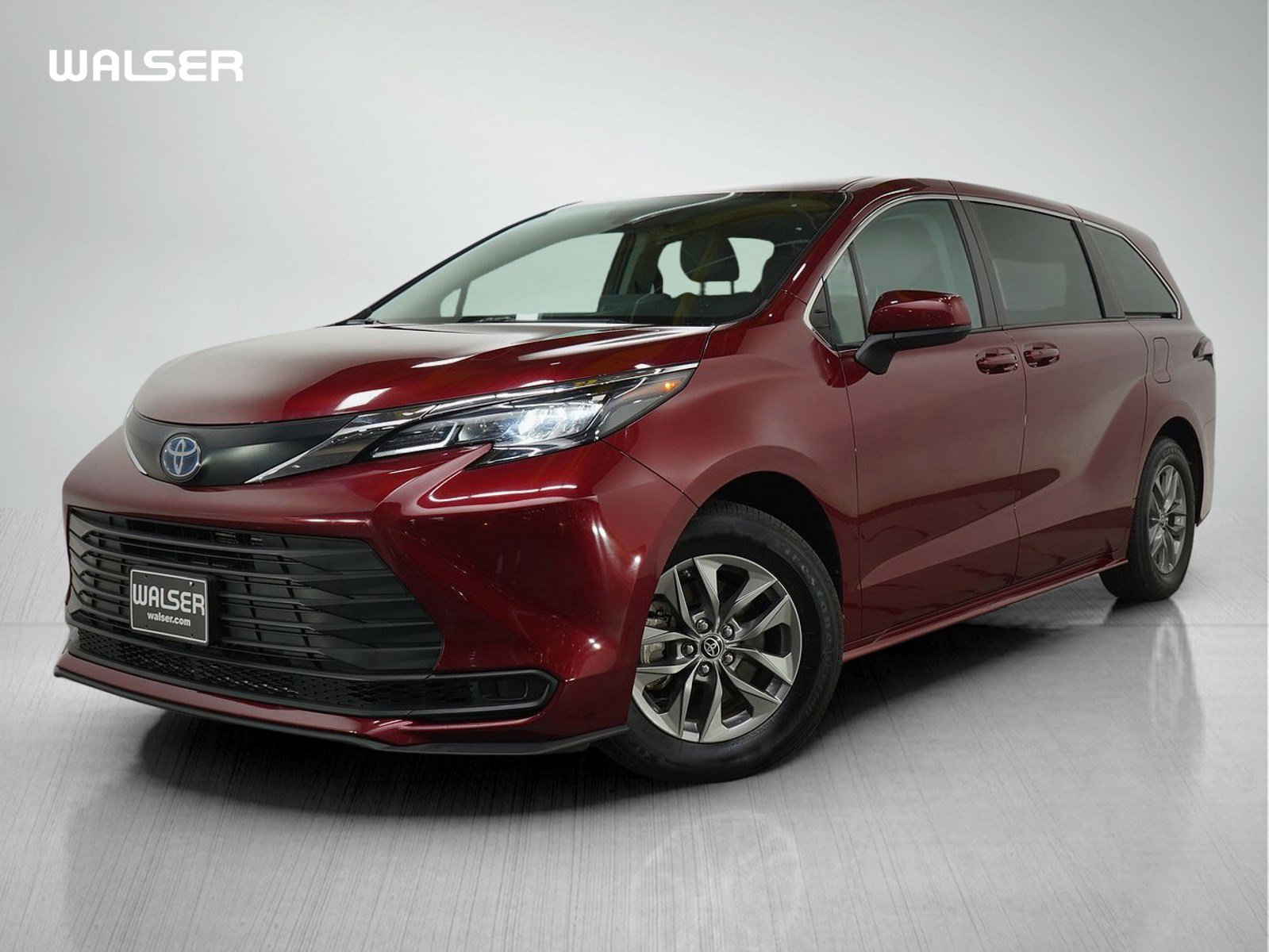 Used 2024 Toyota Sienna LE image 1