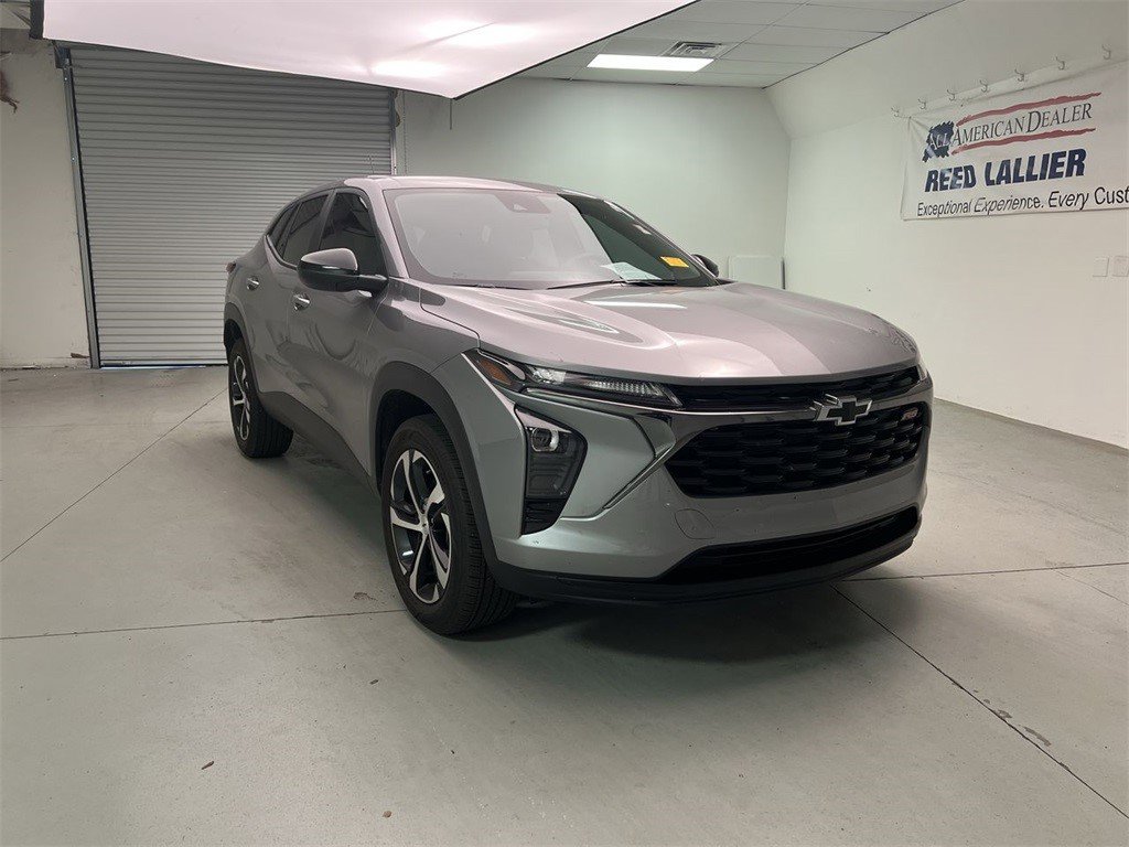 Certified 2025 Chevrolet Trax RS image 1