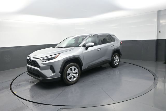Used 2025 Toyota RAV4 LE AWD/4WD image 31