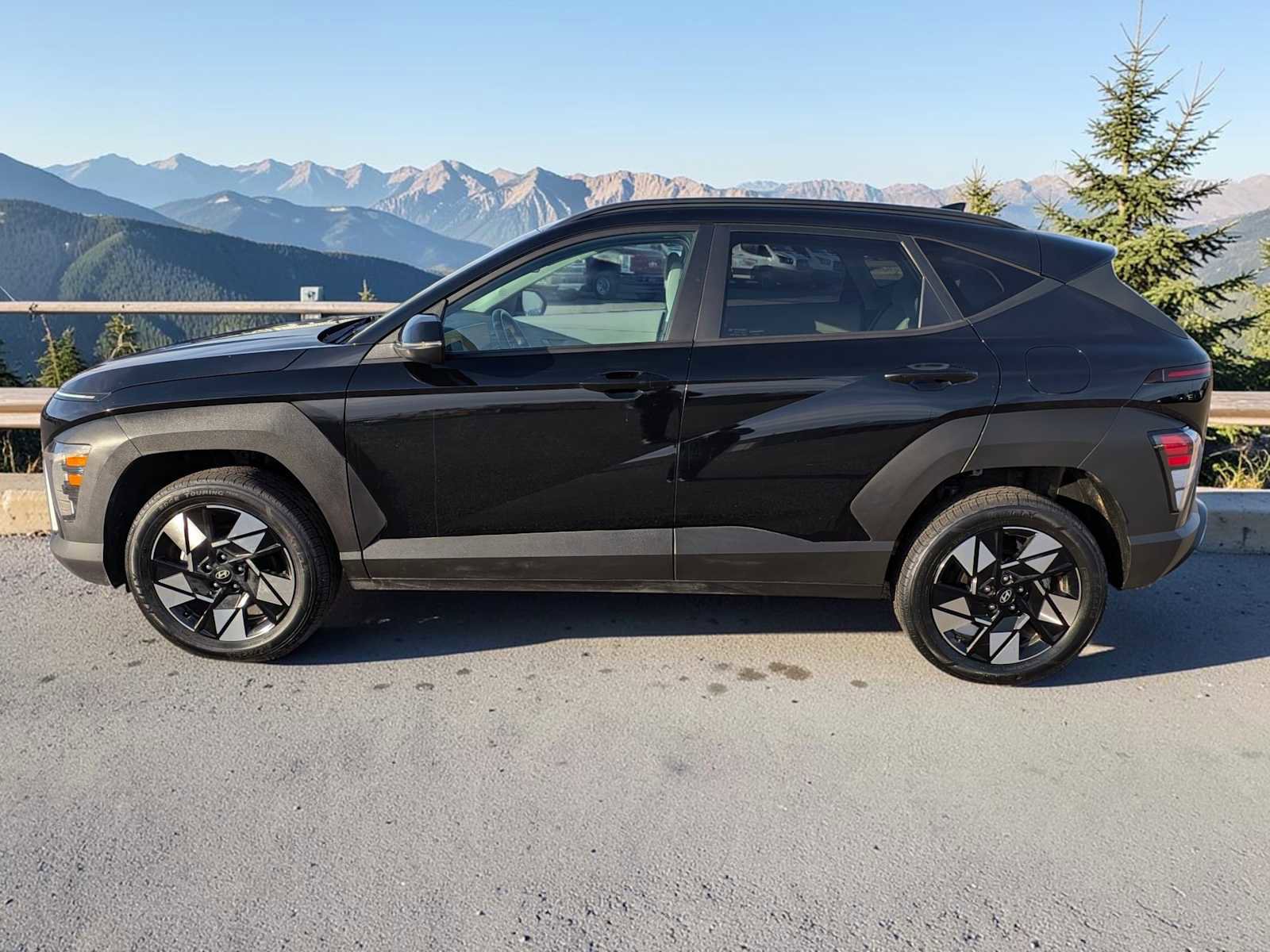 Used 2025 Hyundai Kona SEL AWD/4WD image 3