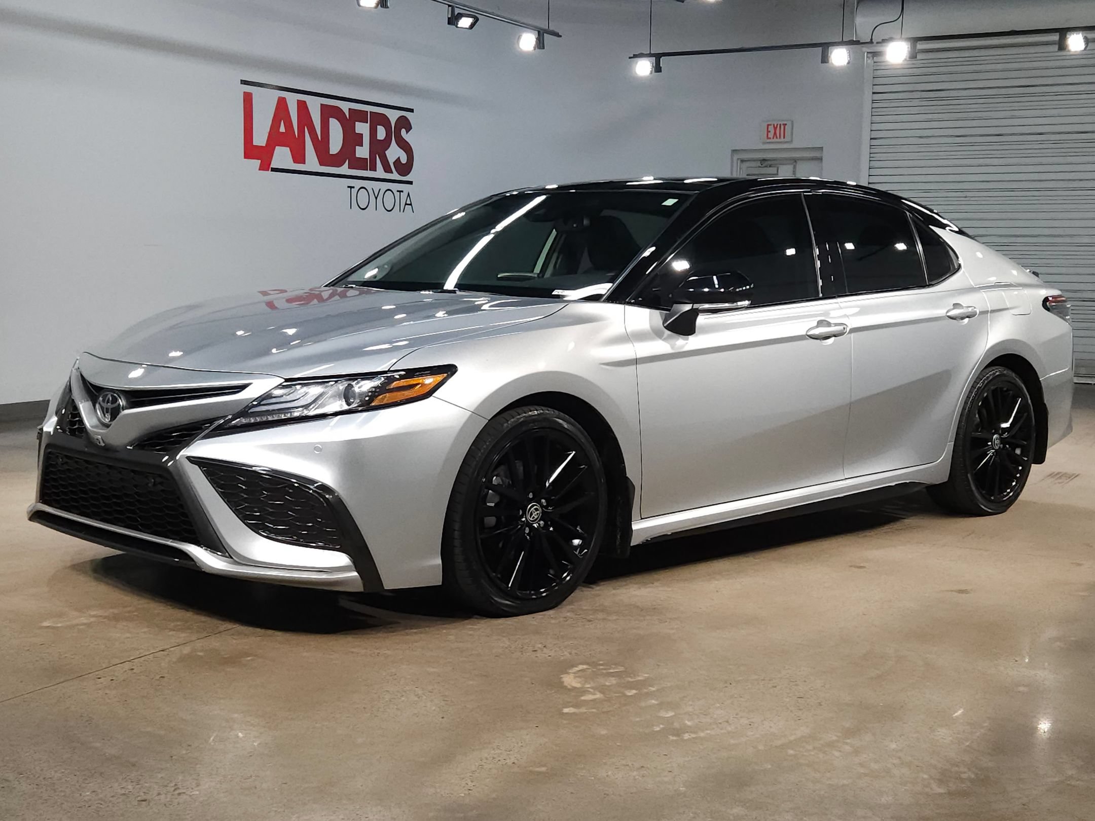 Used 2023 Toyota Camry XSE w/ Navigation Package FWD image 3