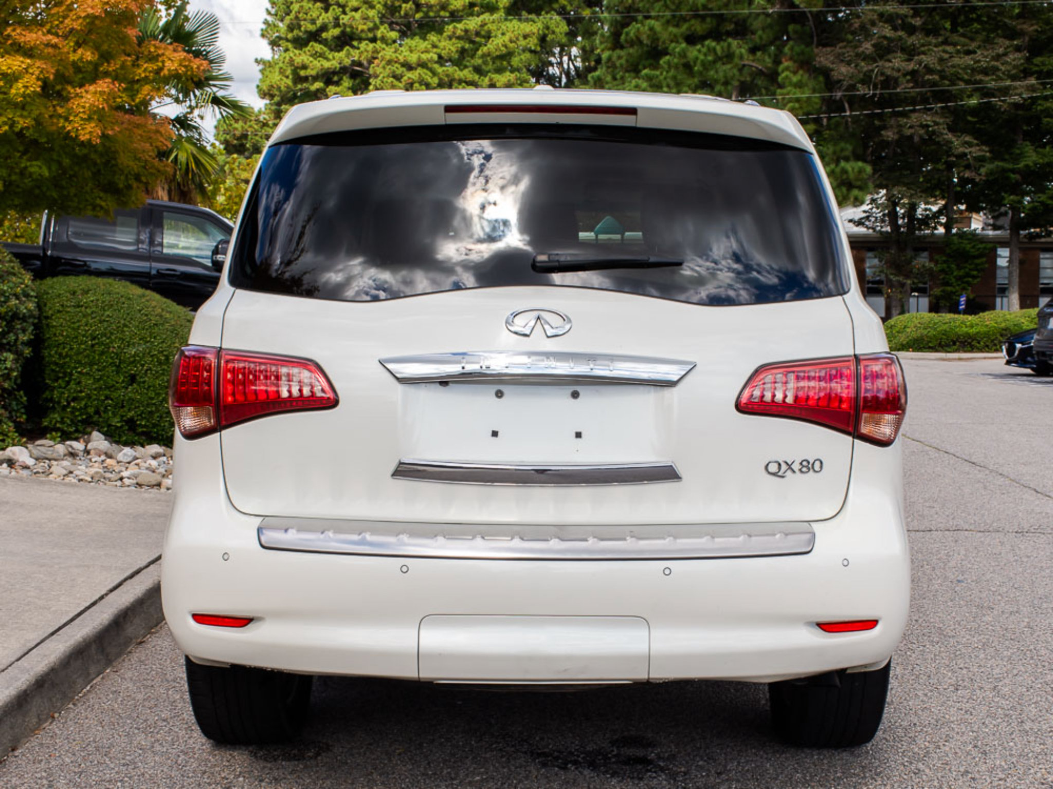 Used 2015 INFINITI QX80 4WD w/ 22" Wheel Package image 4