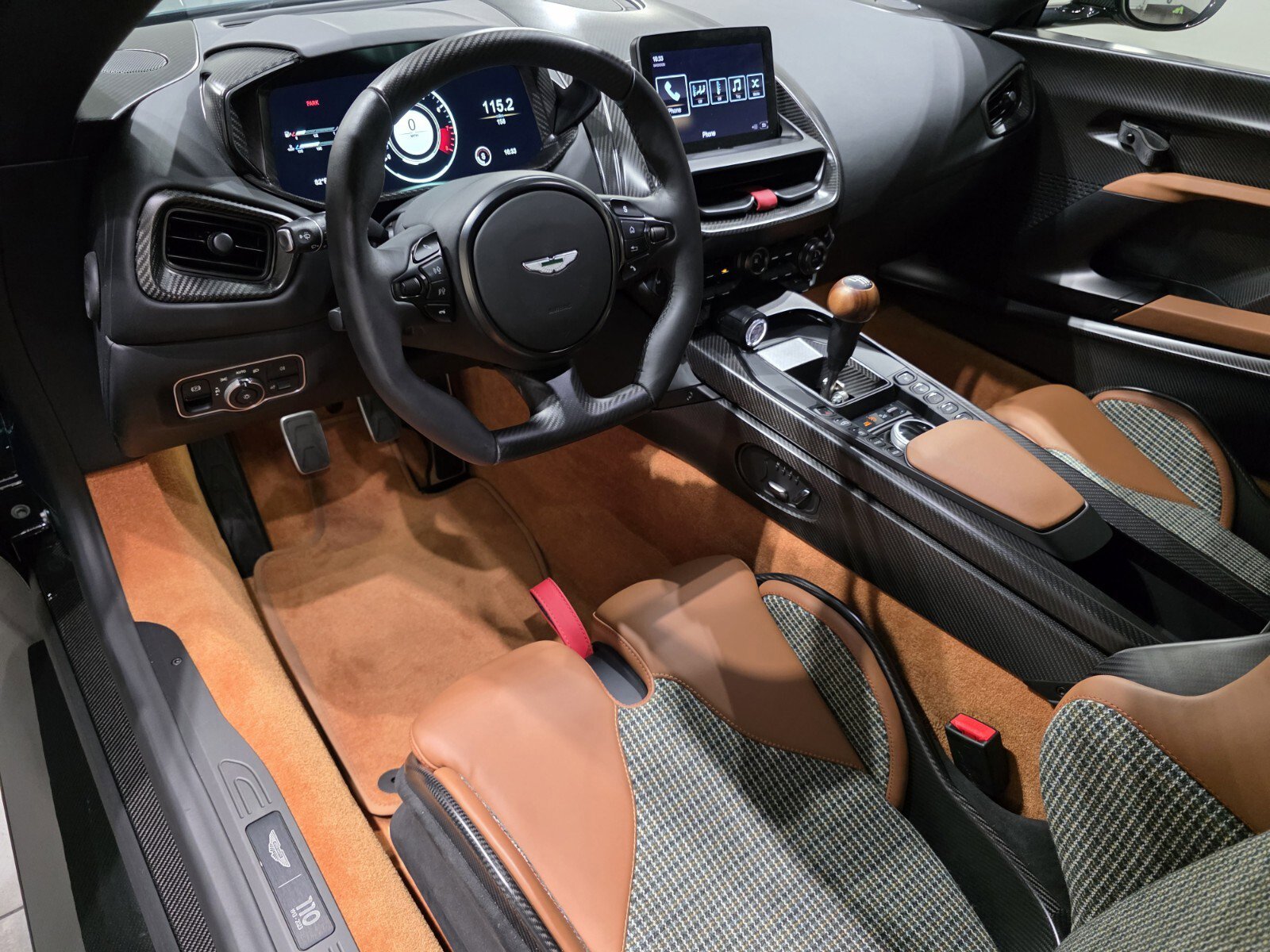 Used 2024 Aston Martin Valour RWD image 3