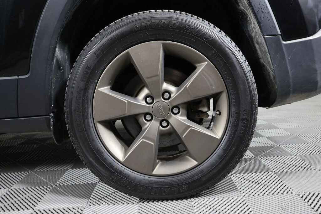 Used 2016 Jeep Cherokee 75th Anniversary image 8