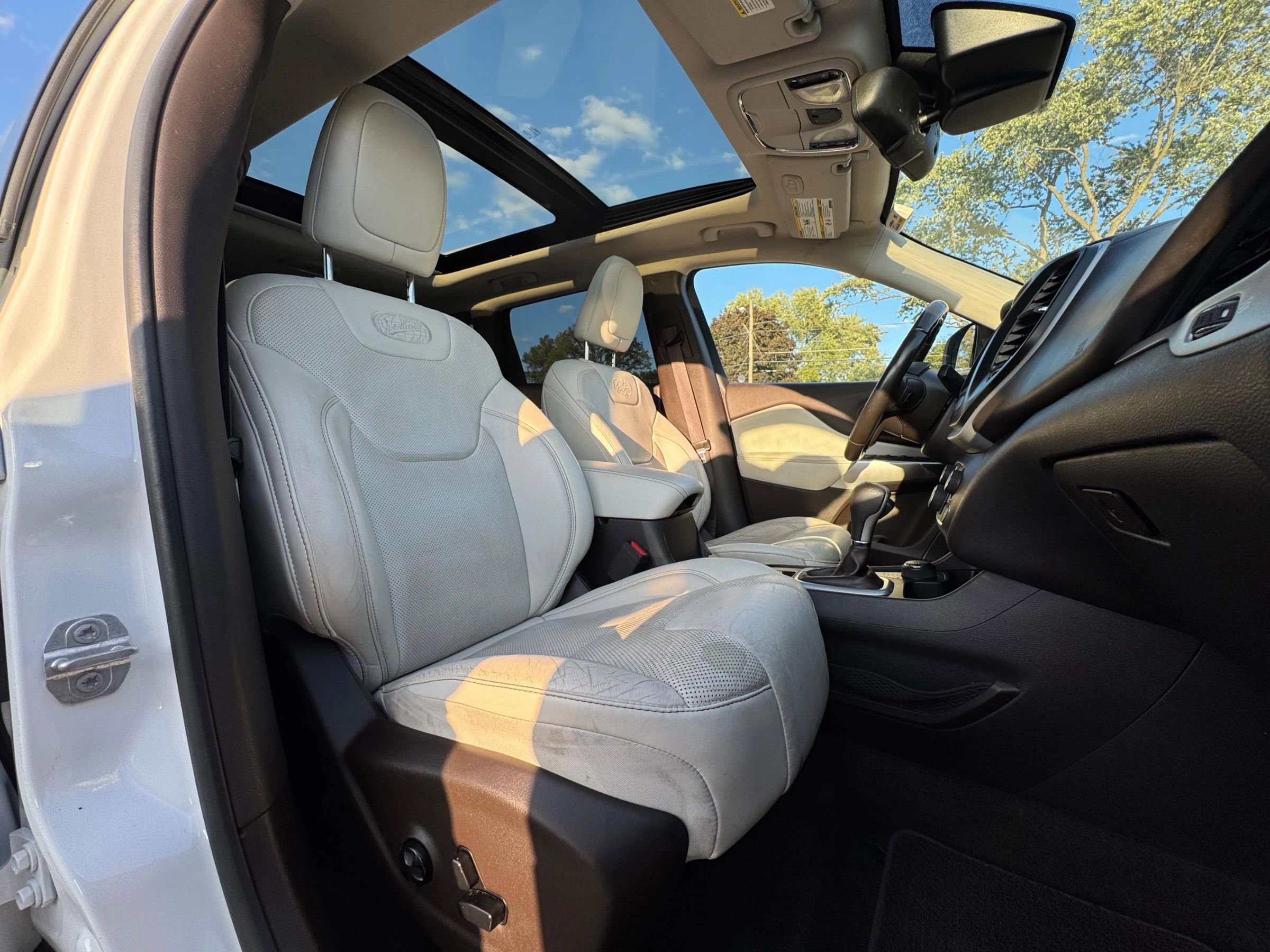 Used 2017 Jeep Cherokee Overland w/ Technology Group image 11