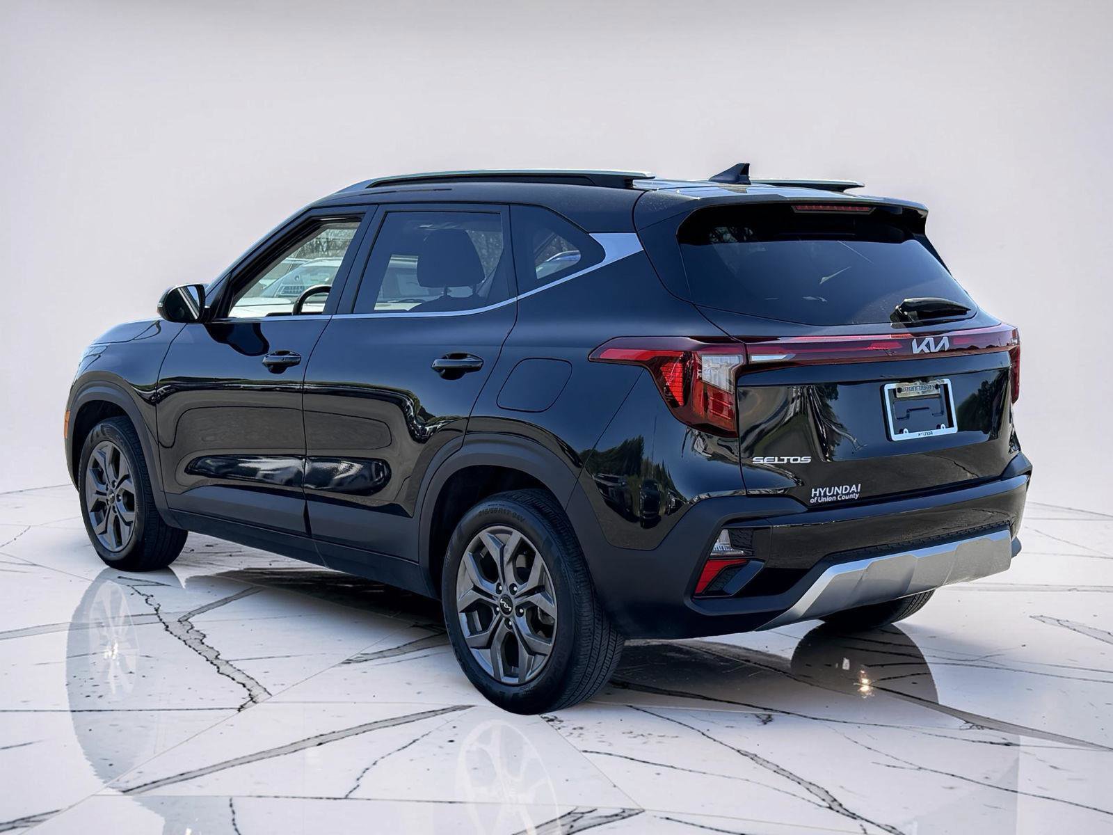 Used 2024 Kia Seltos S AWD/4WD image 4