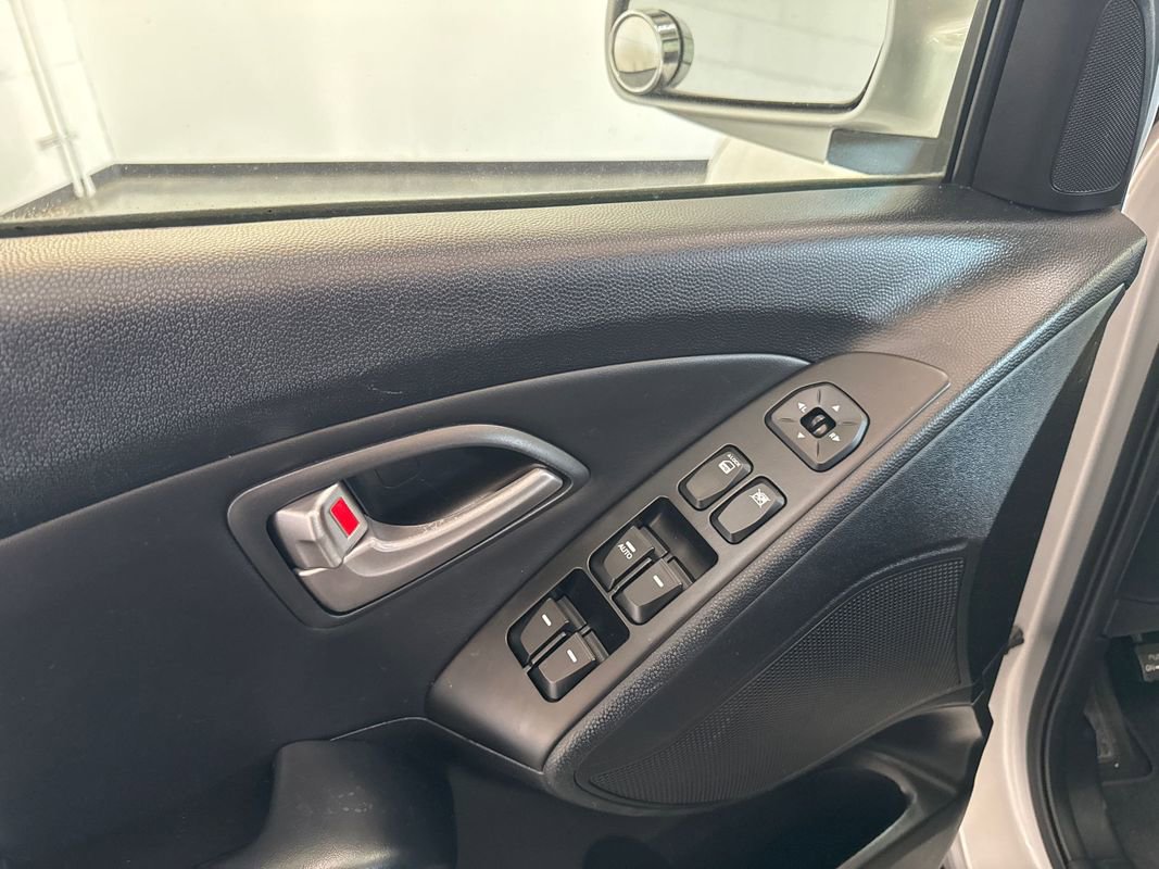 Used 2012 Hyundai Tucson Limited w/ Premium Pkg FWD image 10