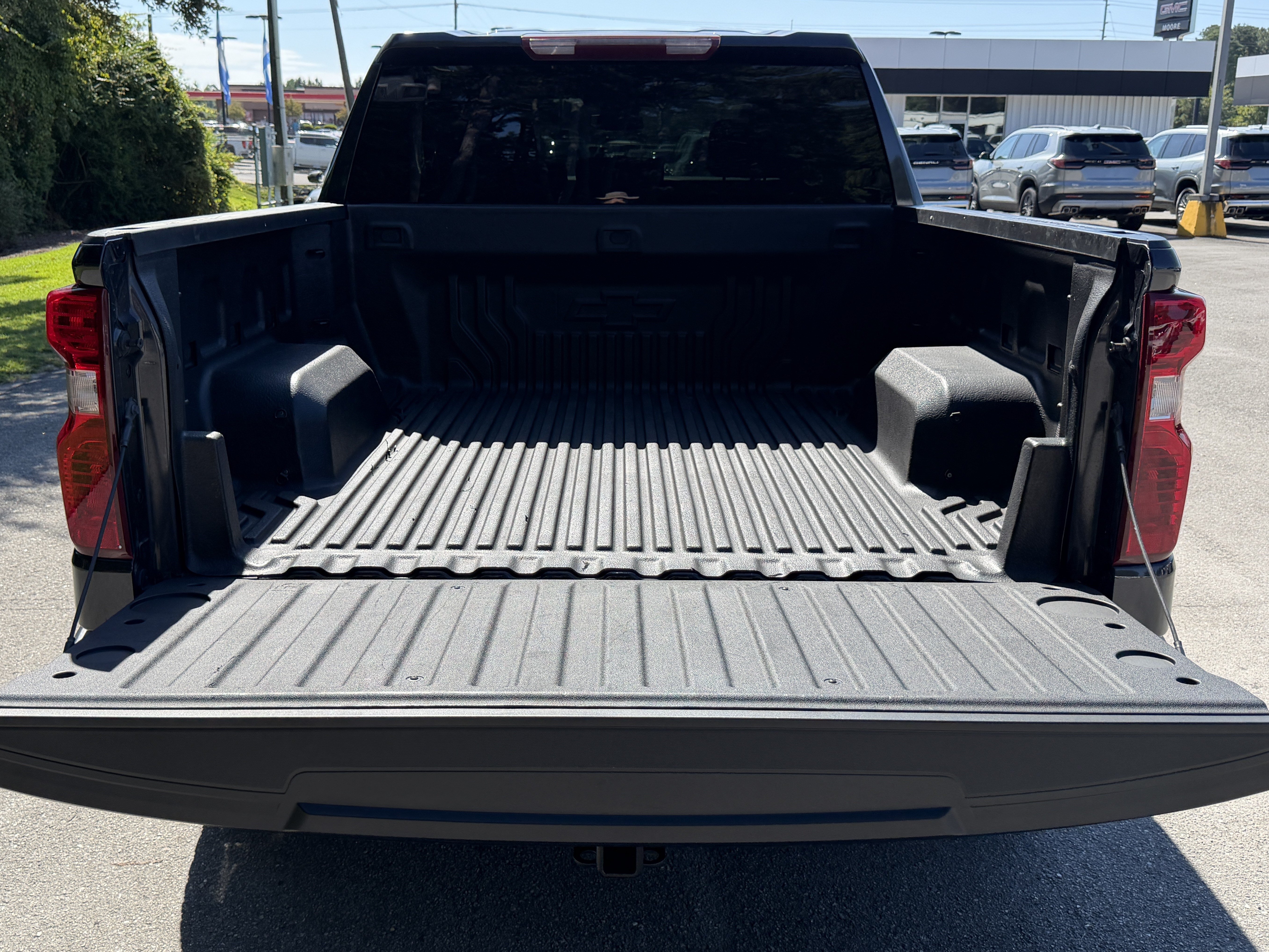 Used 2022 Chevrolet Silverado 1500 LT AWD/4WD image 32