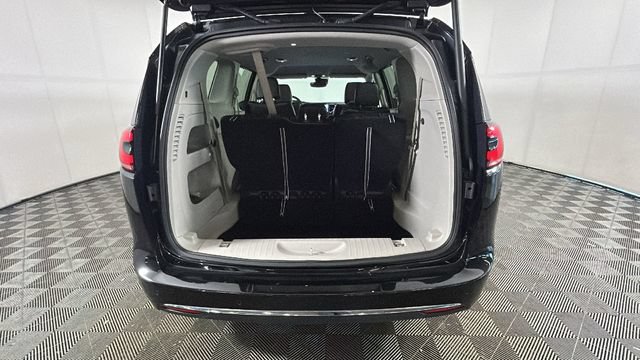 Used 2024 Chrysler Pacifica Touring-L FWD image 27