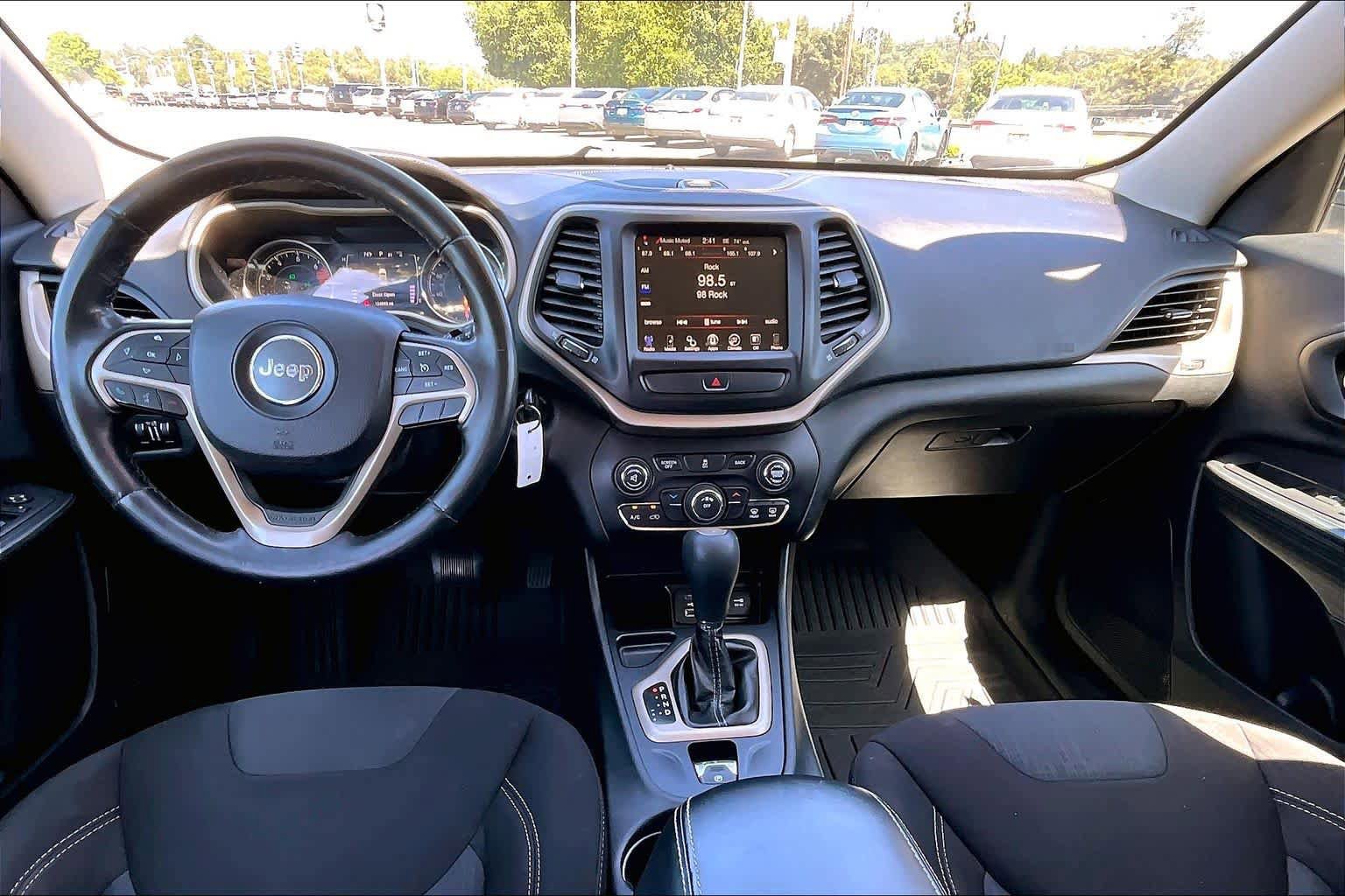 Used 2016 Jeep Cherokee Latitude FWD image 15