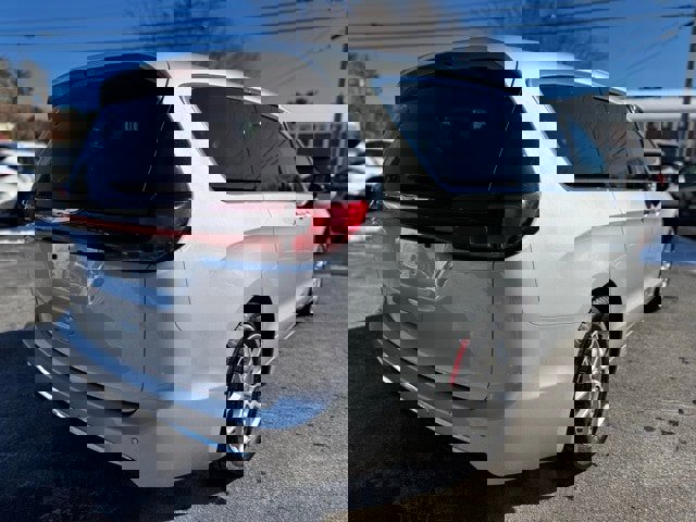 Used 2024 Chrysler Pacifica Touring-L image 5