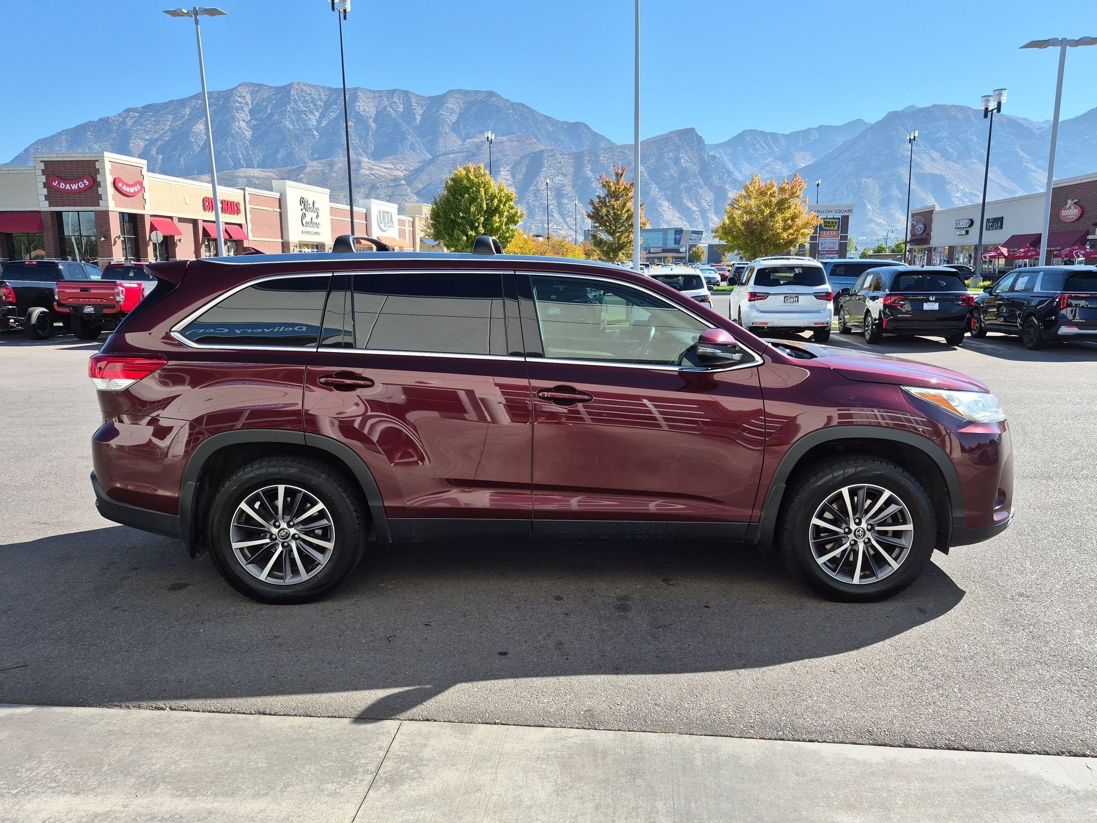 Used 2019 Toyota Highlander XLE AWD/4WD image 2