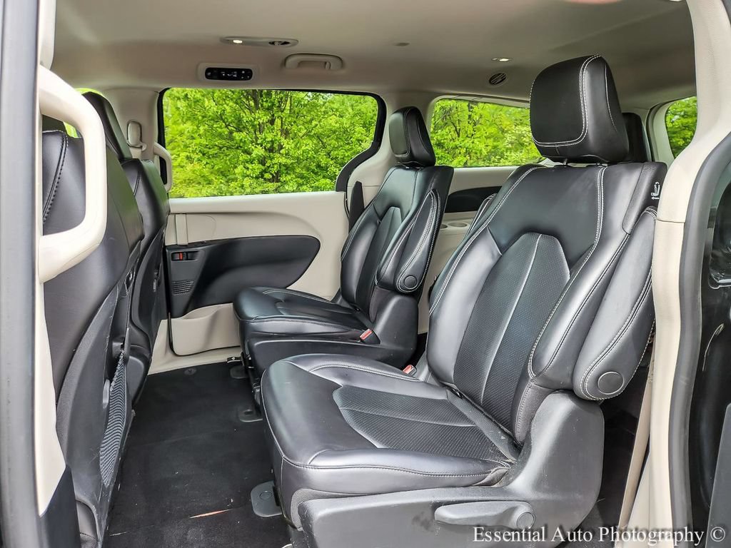 Used 2023 Chrysler Pacifica Touring-L FWD image 10