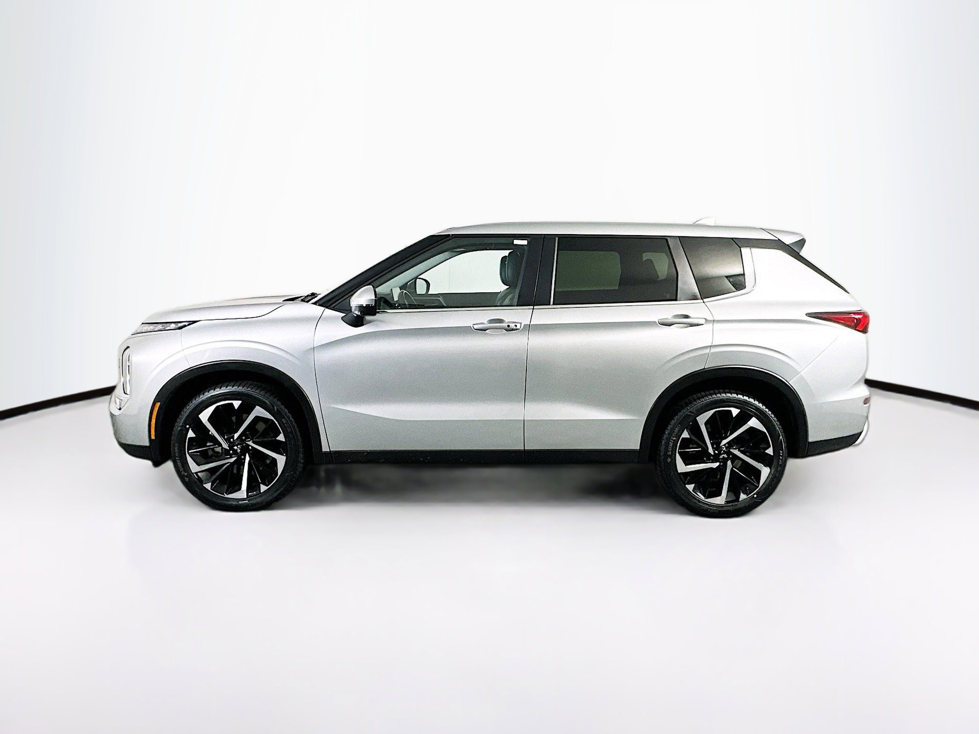 Used 2024 Mitsubishi Outlander SE image 4