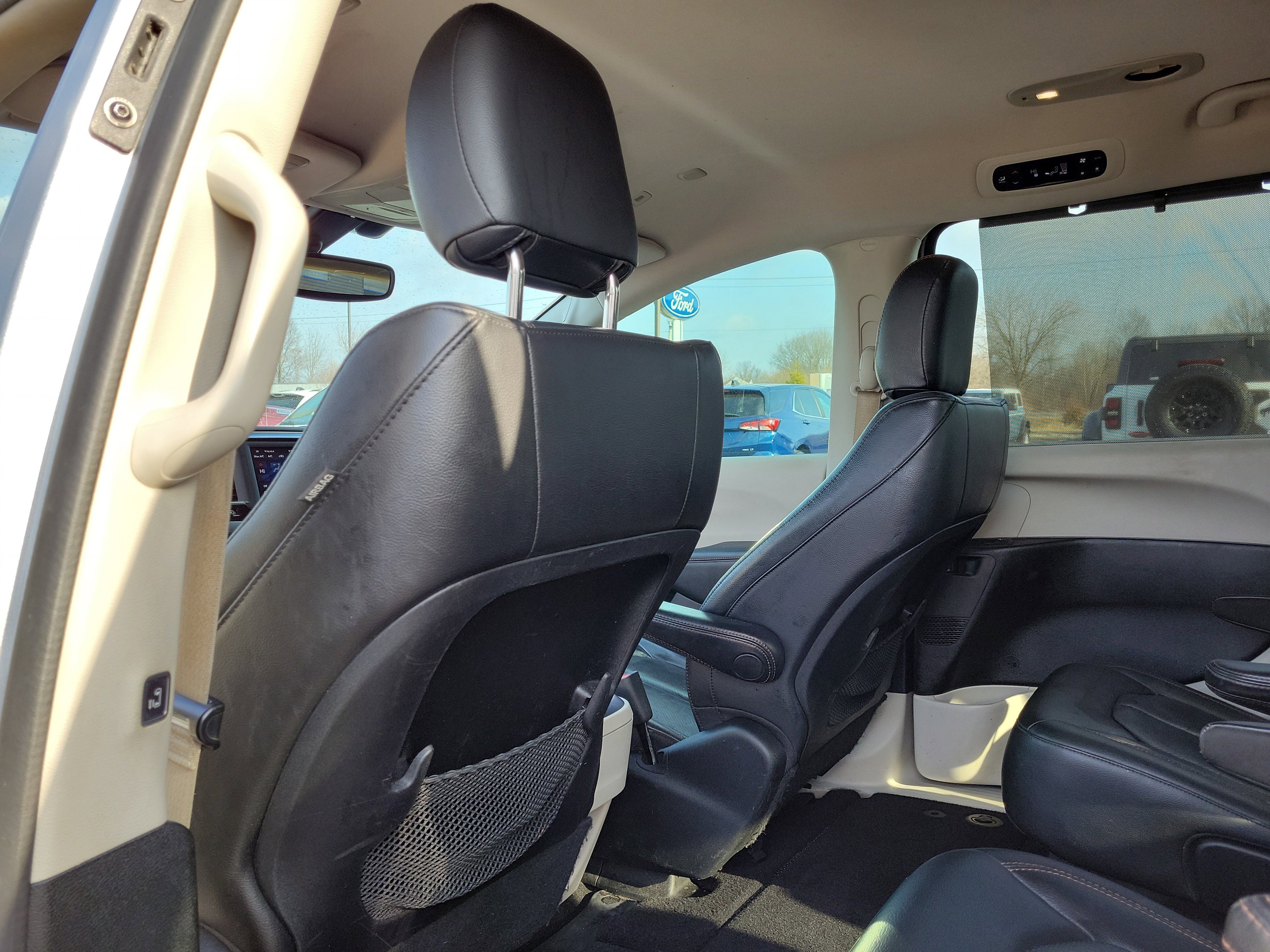 Used 2018 Chrysler Pacifica Touring-L image 11