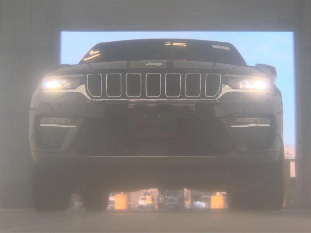 Used 2024 Jeep Grand Cherokee Limited AWD/4WD image 3