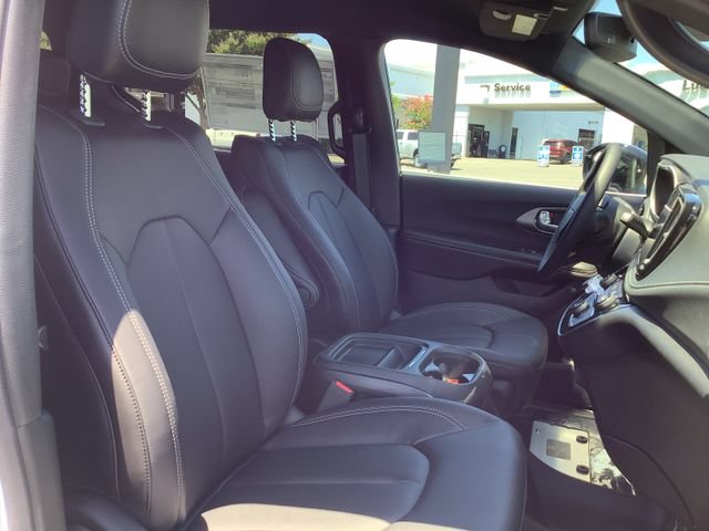 New 2027 Chrysler Pacifica Select FWD image 37