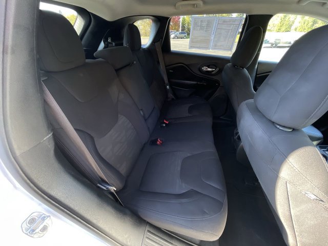 Used 2020 Jeep Cherokee Latitude w/ Cold Weather Group AWD/4WD image 25