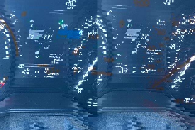 Used 2025 Toyota Sienna XLE image 30