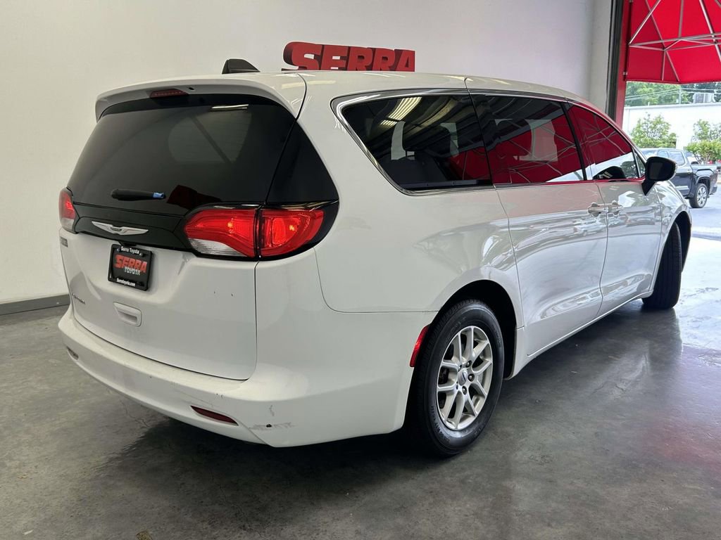 Used 2022 Chrysler Voyager LX FWD image 3
