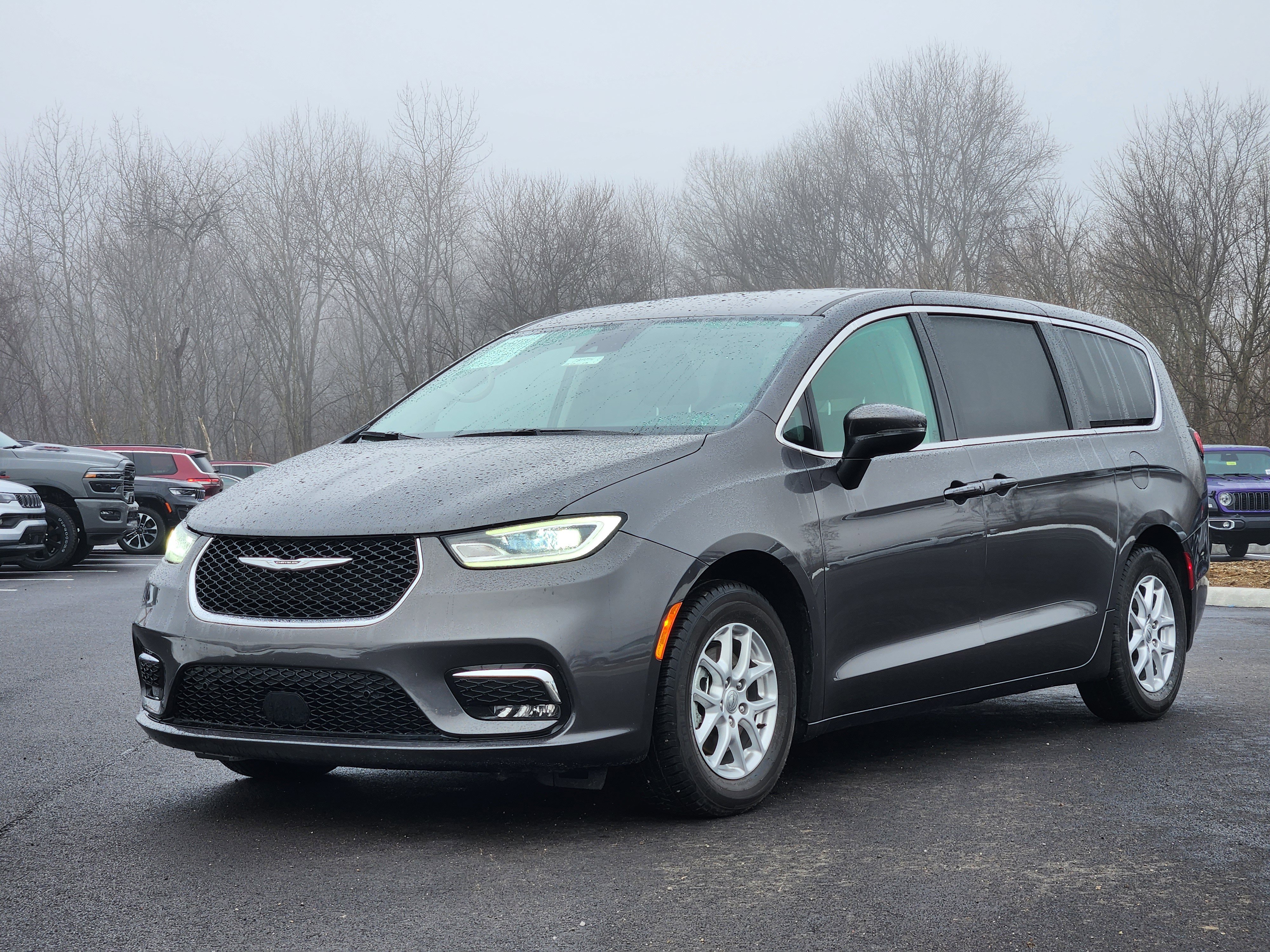 Used 2023 Chrysler Pacifica Touring-L image 12