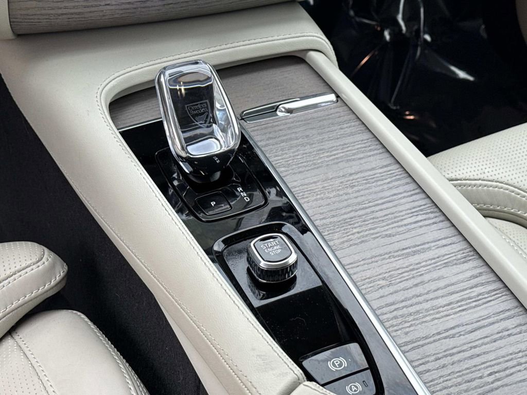 Used 2024 Volvo XC90 T8 Ultimate w/ Lounge Package image 25