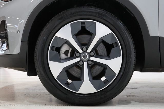 Used 2025 Volvo XC40 B5 Plus AWD/4WD image 9