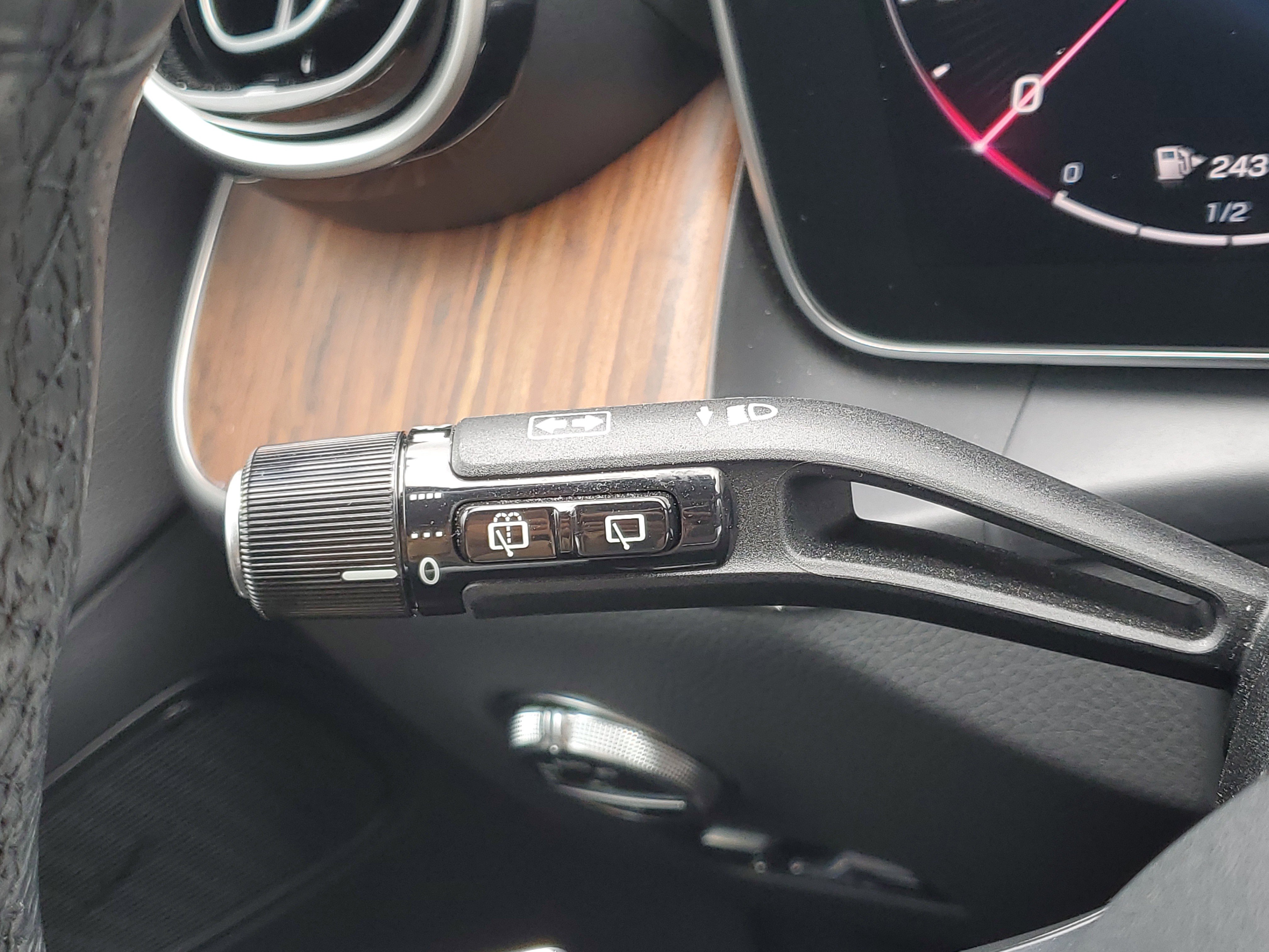 Used 2025 Mercedes-Benz GLC 350e 4MATIC image 13