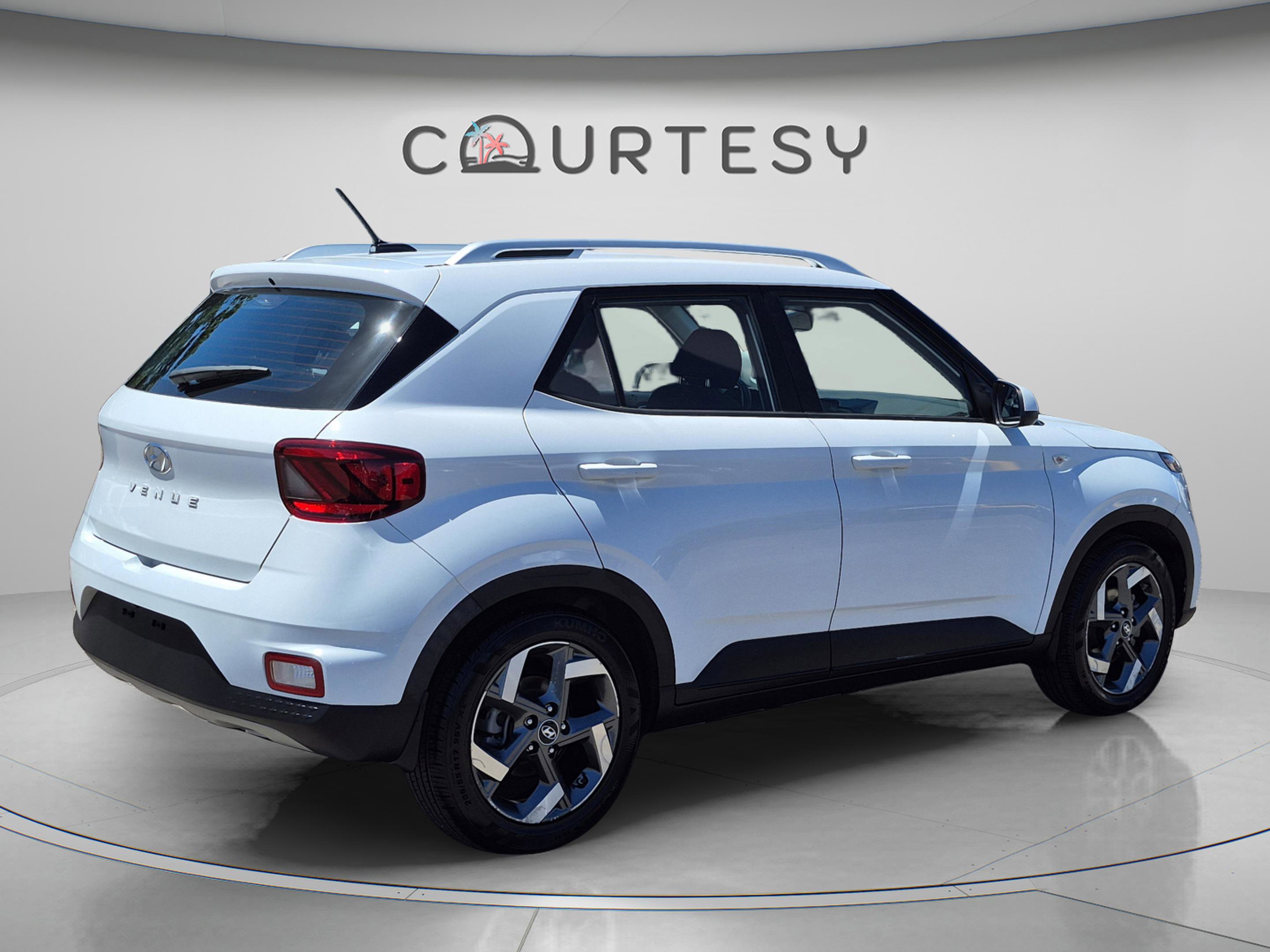 Used 2023 Hyundai Venue SEL FWD image 5