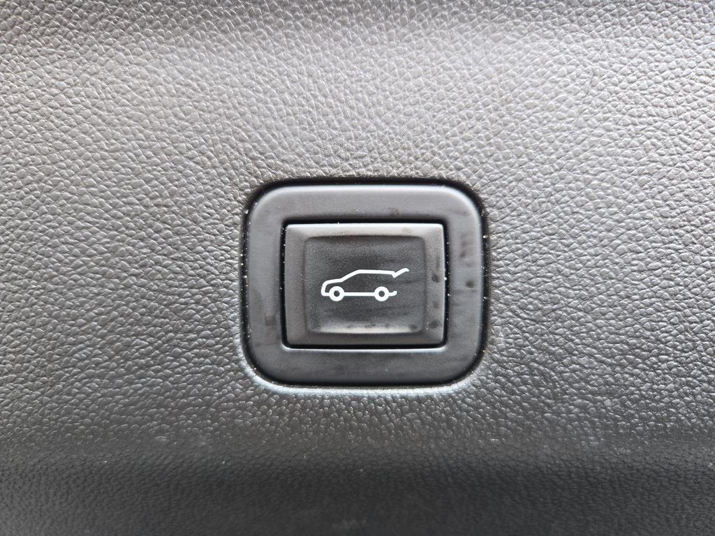 Used 2023 GMC Yukon XL SLT AWD/4WD image 16
