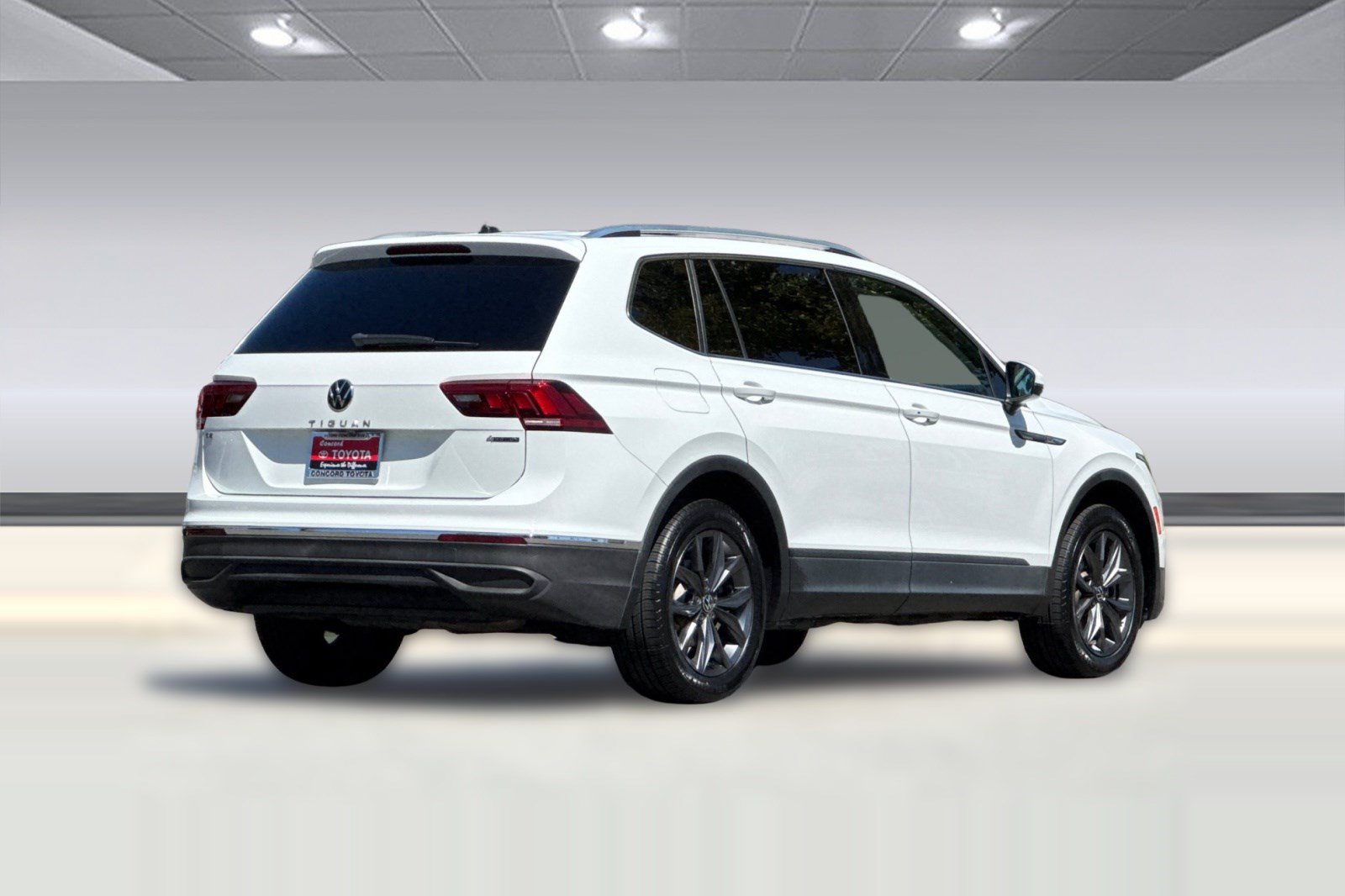 Used 2022 Volkswagen Tiguan SE AWD/4WD image 9