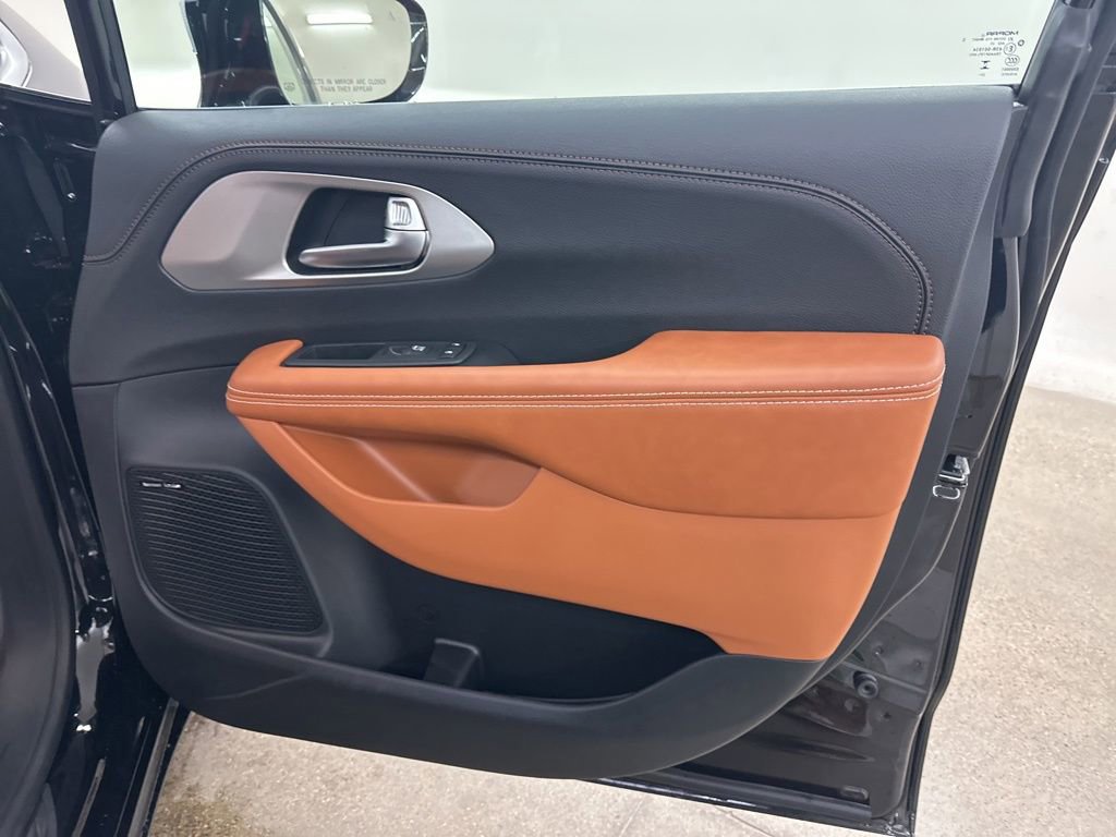 New 2026 Chrysler Pacifica Pinnacle image 17