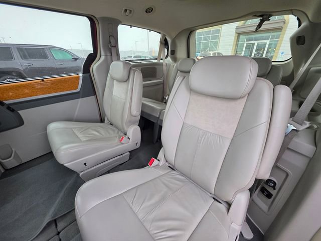 Used 2010 Chrysler Town & Country Limited w/ Trailer Tow Group image 13