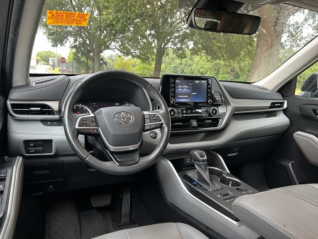 Used 2022 Toyota Highlander XLE AWD/4WD image 12