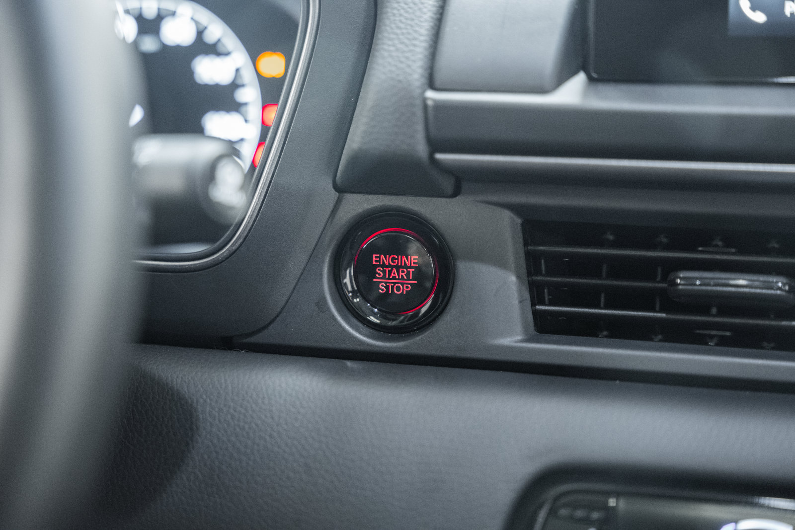 Used 2025 Honda Pilot TrailSport image 32
