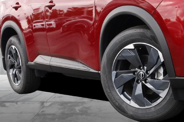 Certified 2025 Nissan Rogue SV AWD/4WD image 3