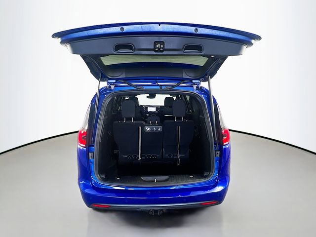 Used 2021 Chrysler Pacifica Touring w/ Uconnect Theater Family Group FWD image 29