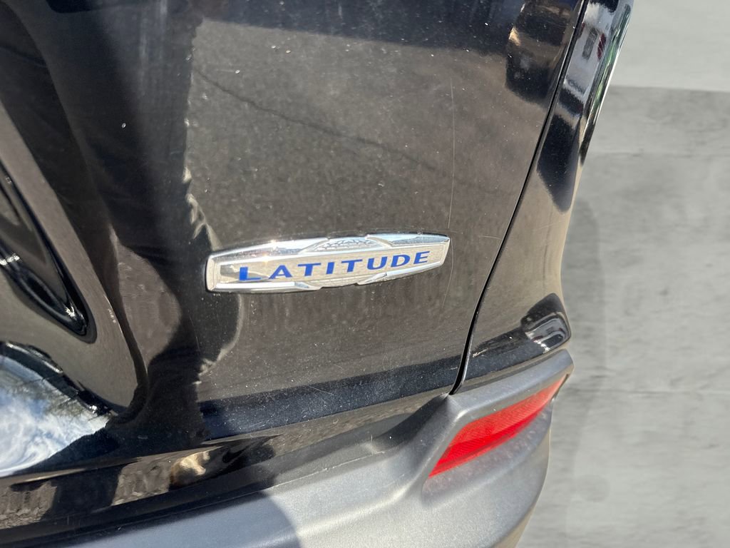 Used 2019 Jeep Cherokee Latitude Plus AWD/4WD image 10
