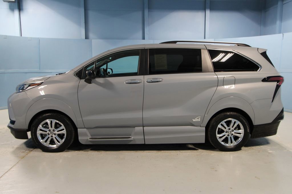 Used 2023 Toyota Sienna XSE image 33