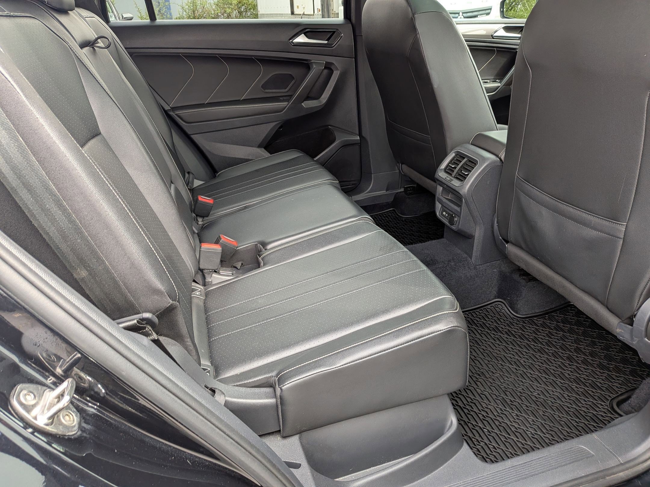 Used 2022 Volkswagen Tiguan SE R-Line image 26