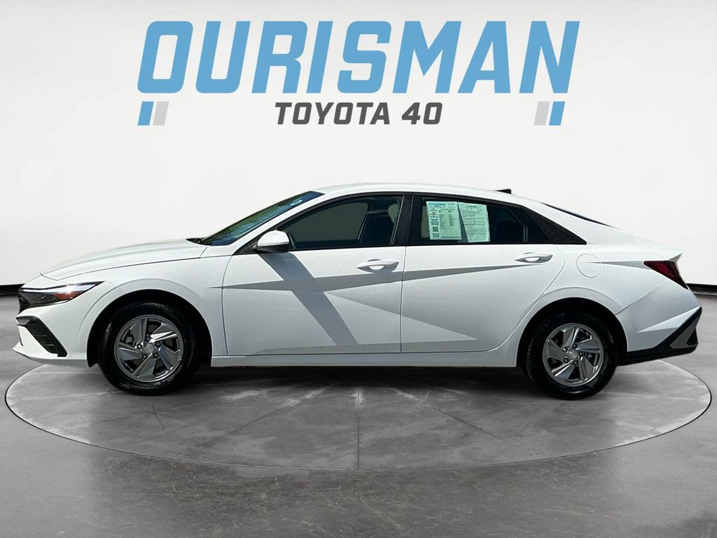 Used 2026 Hyundai Elantra SE FWD image 4