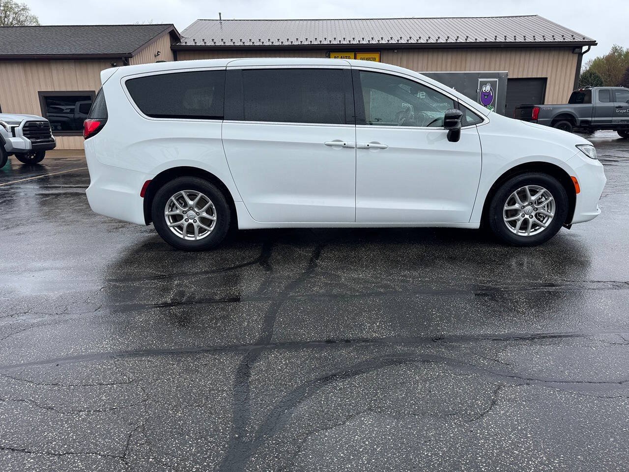 Used 2025 Chrysler Pacifica Select FWD image 3